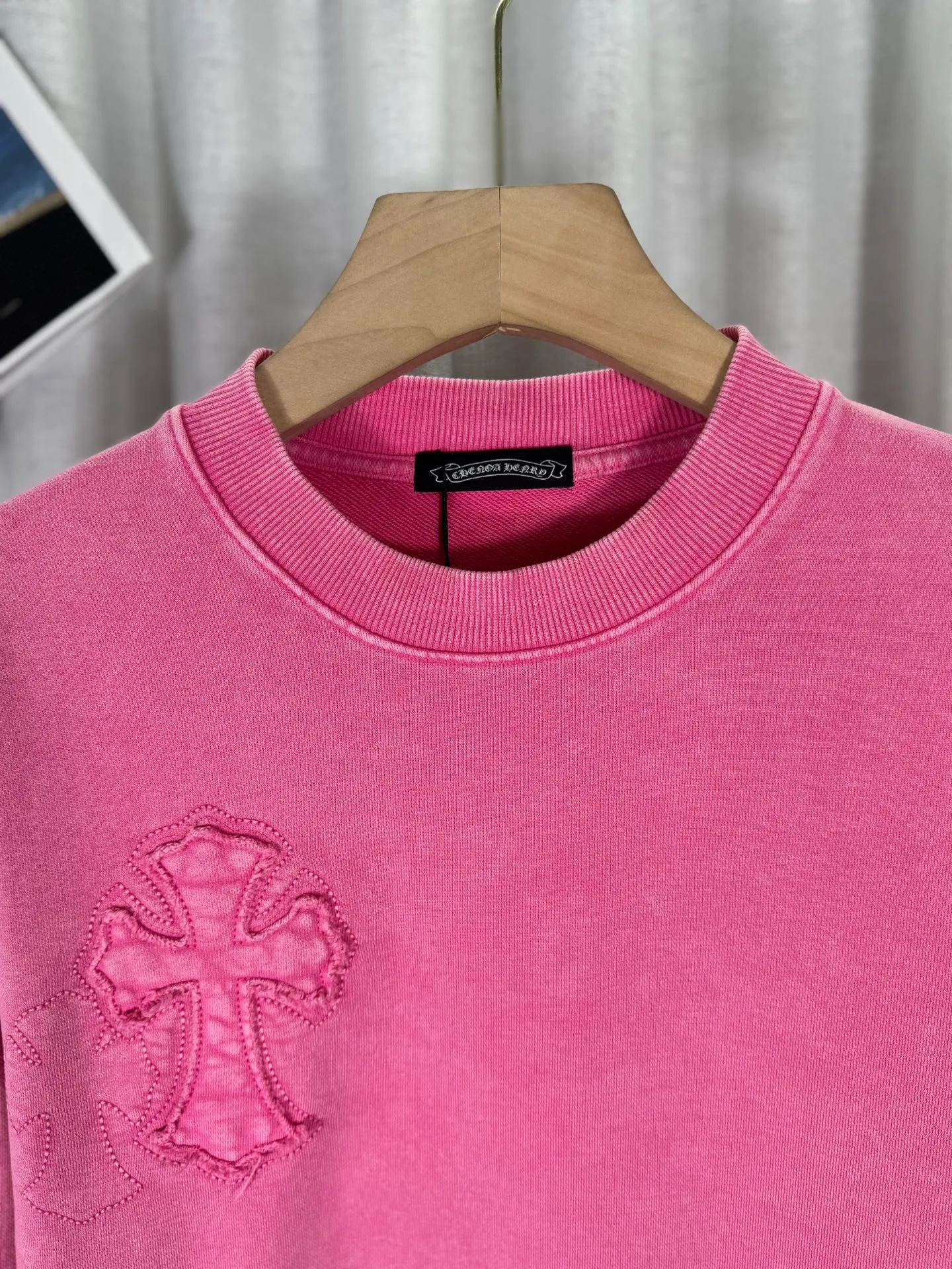 P260 top version, real shot without P, ​​different from market currency) 𝗖𝗵𝗿𝗼𝗺𝗲 𝗛𝗲𝗮𝗿𝘁𝘀/Cro Heart 2025 washed patch embroidery autumn and winter new original single counter American laser burnt 3D three-dimensional color embroidered couple casual sweatshirt 👑The highest version! Customized fabric 430g tripe terry fabric! American acid-washed and distressed original fabric laser burnt ✟appliqué embroidery and exquisite embroidery of letters! The best-selling model in the counter, very comfortable to wear. Accessories: original molded and authenticated collar label➕100% silk wash label. Genuine purchase-grade original hangtag➕matching hanging rope➕3D hanging beads➕original packaging bag. Craftsmanship: The original version has consistent wiring! The highest version of the armhole matching technique! Color: Pink Black Size: S M L XL Style No.: 9311